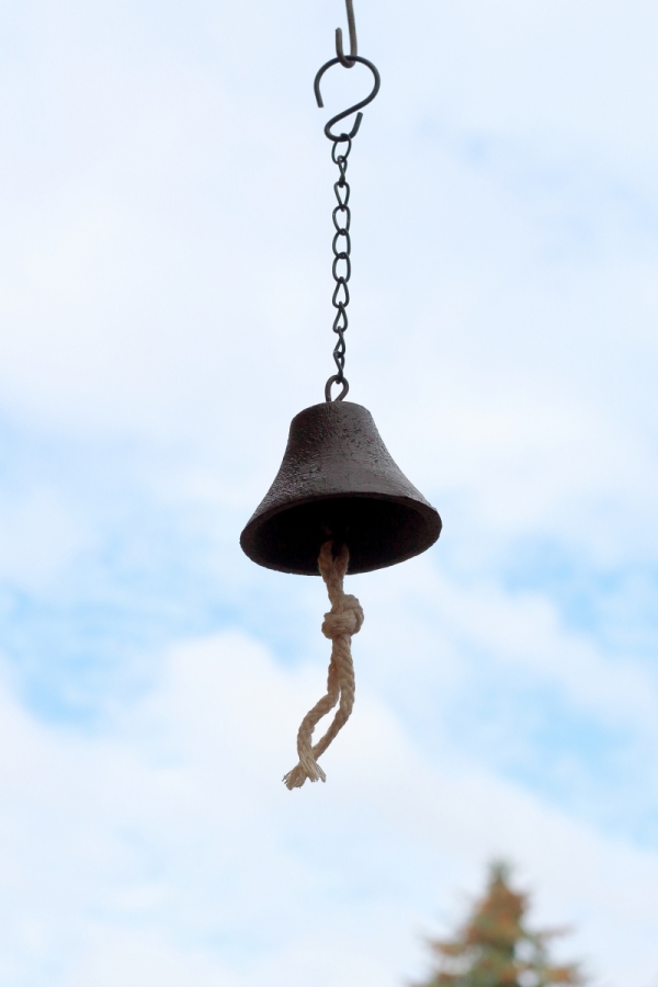Liatinový zvonček s retiazkou