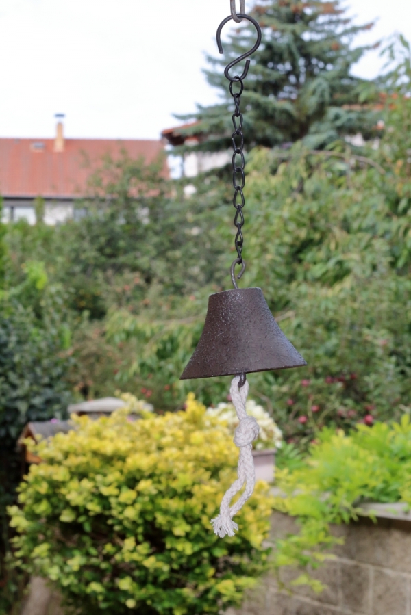 Liatinový zvonček s retiazkou