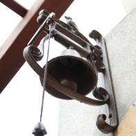 Liatinový zvonček zdobený s vtáčikom 34x21cm