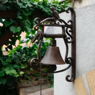 Liatinový zvonček zdobený s vtáčikom 34x21cm