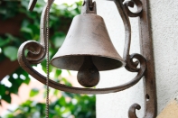 Liatinový zvonček zdobený s vtáčikom 34x21cm