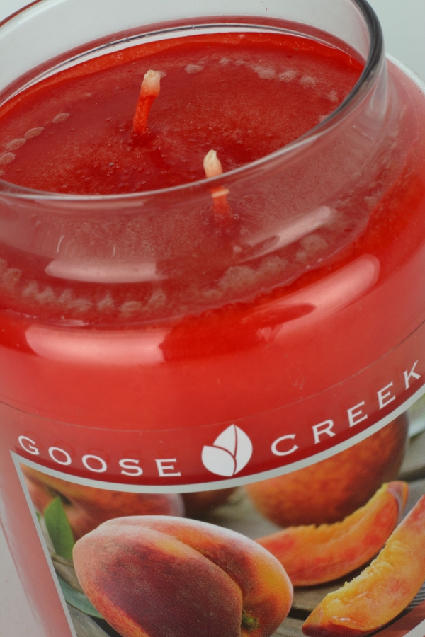 Luxusná aromatická sviečka v skle broskyňa Goose Creek 680g