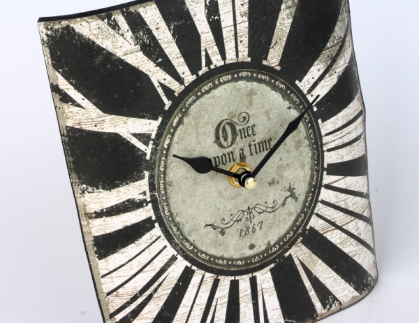 Malé nástenné hodiny B 17,5x21cm