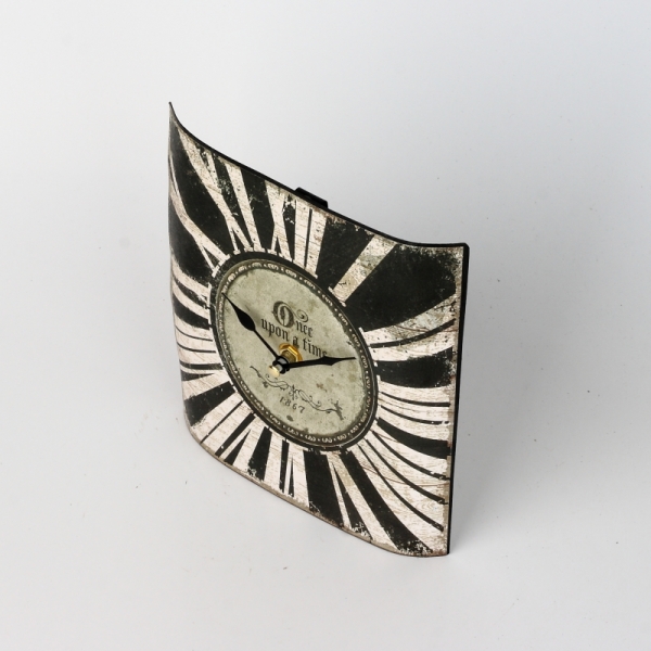 Malé nástenné hodiny B 17,5x21cm