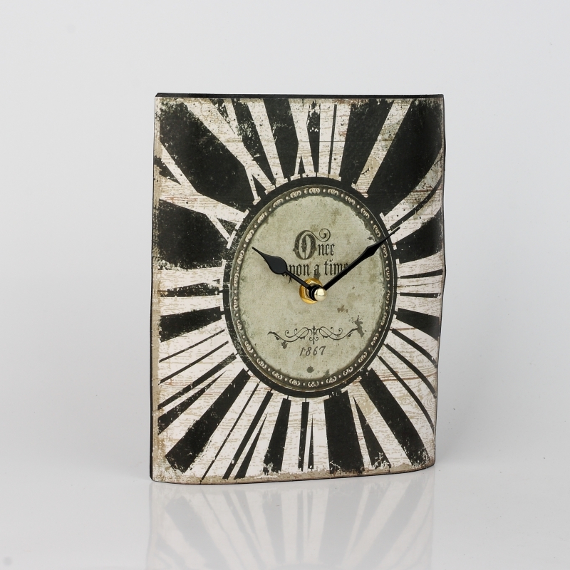 Malé nástenné hodiny B 17,5x21cm