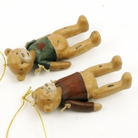 Medvedík darček 9x5 s ohybnými ručičkami 5cm červený svetrík