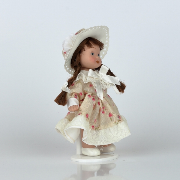 Mini bábika porcelán 12 cm hnedé vlasy vrkoče