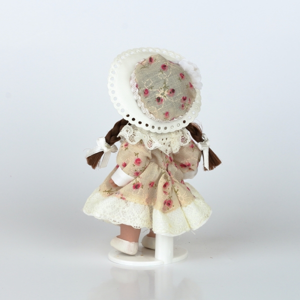 Mini bábika porcelán 12 cm hnedé vlasy vrkoče