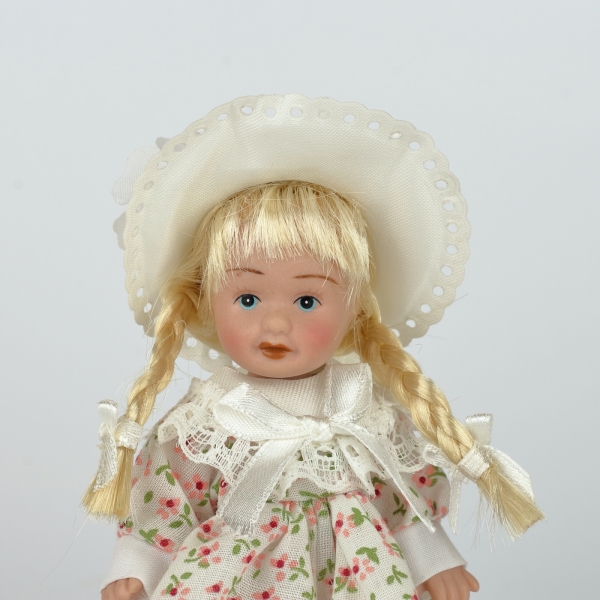 Mini bábika porcelán 12 cm