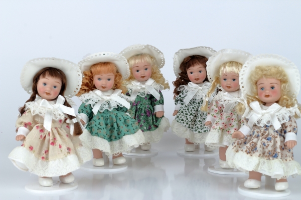 Mini bábika porcelán 12cm blond vlasy zelené šaty