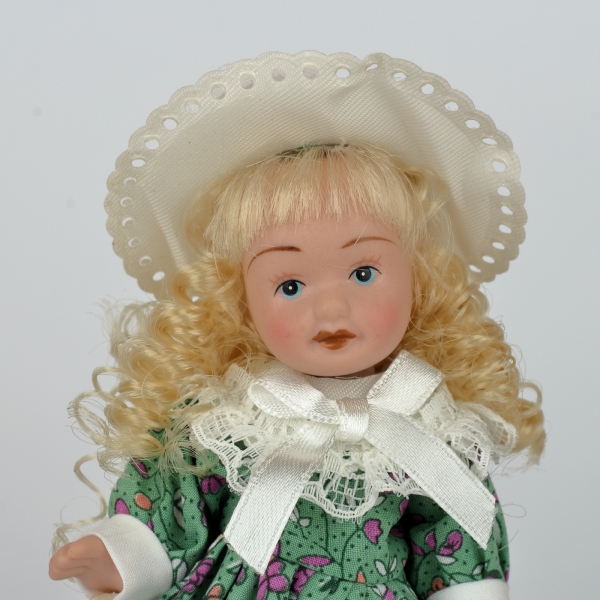 Mini bábika porcelán 12cm blond vlasy zelené šaty