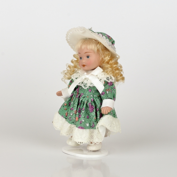 Mini bábika porcelán 12cm blond vlasy zelené šaty