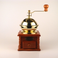 Mlynček na kávu drevený - zlatá kupola 20x12x12cm