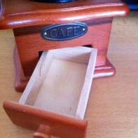 Mlynček na kávu ručné - malá prasklina šuplíčku na kávu