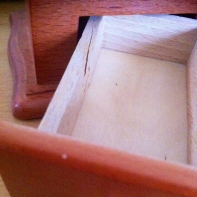 Mlynček na kávu ručné - malá prasklina šuplíčku na kávu