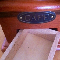 Mlynček na kávu ručné - malá prasklina šuplíčku na kávu