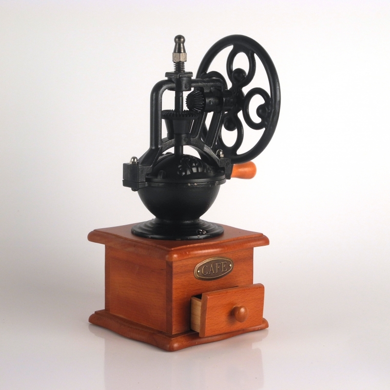 Mlynček na kávu ručné - malá prasklina šuplíčku na kávu