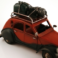 Model kovového autá - červená karosérie 30x20x15cm