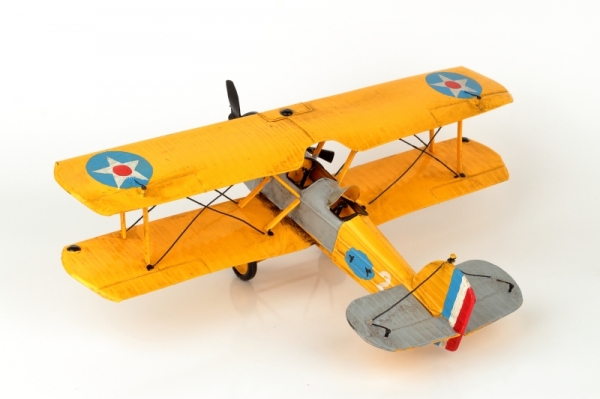 Model lietadla plech žltý 42x29cm