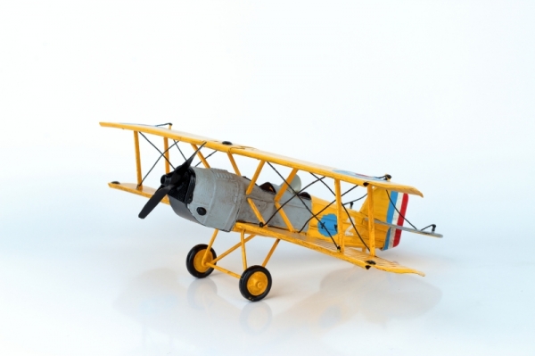 Model lietadla plech žltý 42x29cm