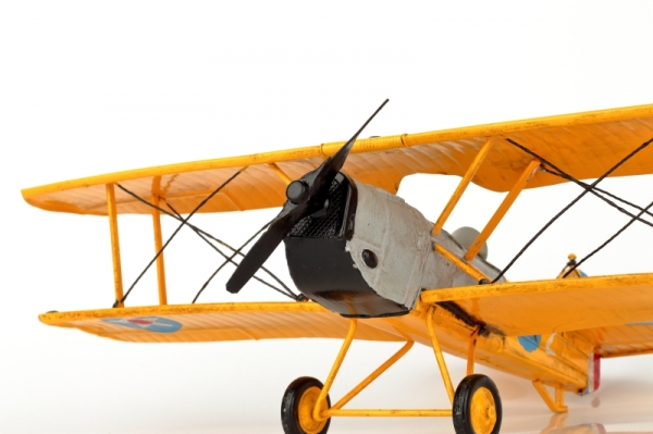 Model lietadla plech žltý 42x29cm