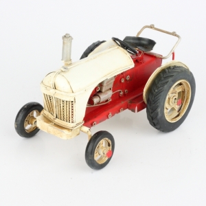 Model traktora červenobiely 16cm