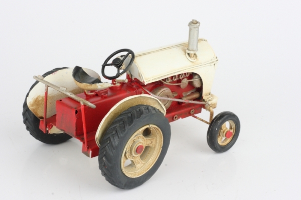 Model traktora červenobiely 16cm