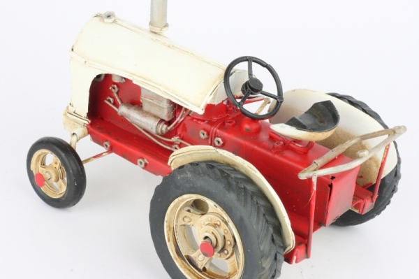 Model traktora červenobiely 16cm