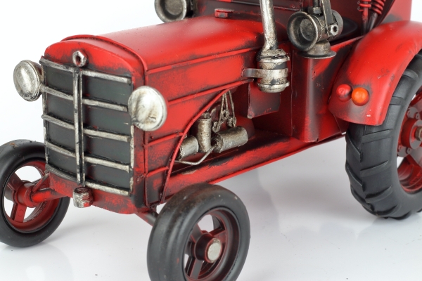 Model traktora červený plech 25cm