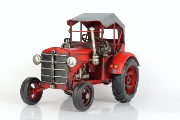 Model traktora červený plech 25cm