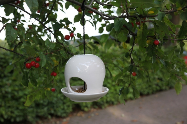 Moderné dizajnové keramické krmítko od Esschert Design / bielá