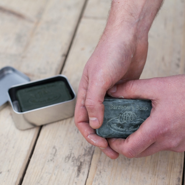 Mydlo záhradné antibakteriálne s pemzou 8,1 x 5,3 x 3,4 v kovovej krabičke