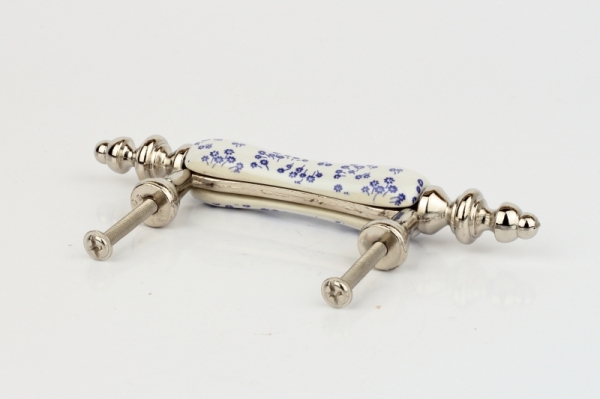 Nábytková úchytka keramická biela s modrými kvetmi 12x2cm