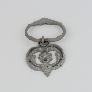 Nábytková úchytka klopadlo sivé 6x2x11cm