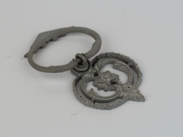 Nábytková úchytka klopadlo sivé 6x2x11cm