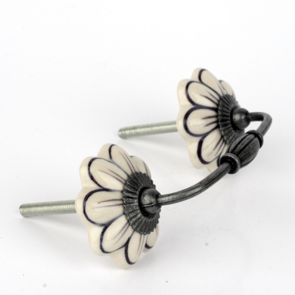 Nábytková úchytka / madlo s kytičkou 12cm