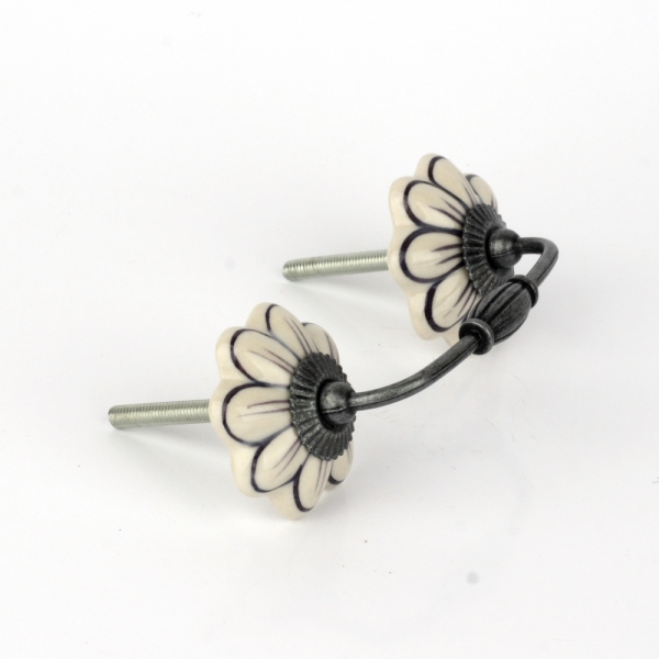 Nábytková úchytka / madlo s kytičkou 12cm