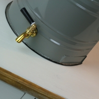 Nádoba na vodu s kohútikom sivá