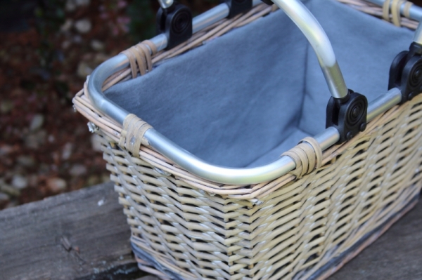 Nákupný košík s kovovými ušami