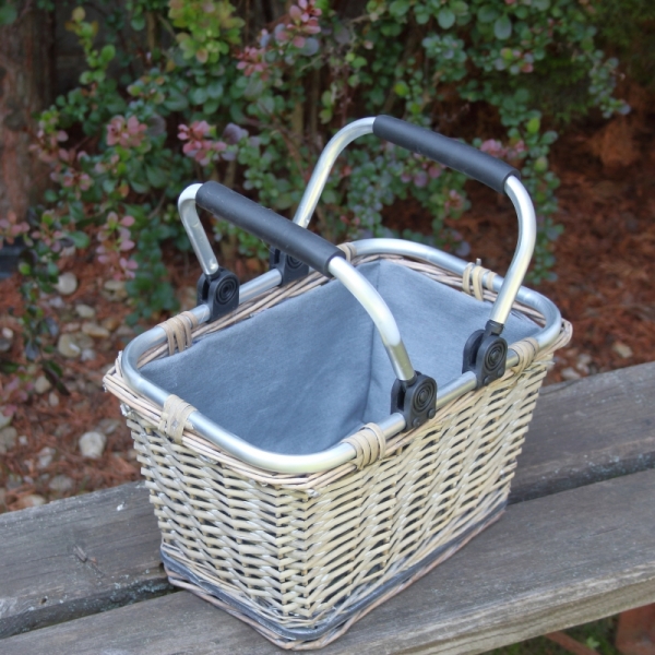Nákupný košík s kovovými ušami