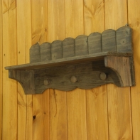 Nástenná drevená polička s háčikmi 46cm