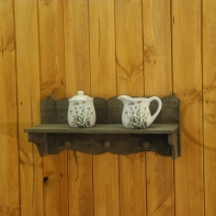 Nástenná drevená polička s háčikmi 46cm