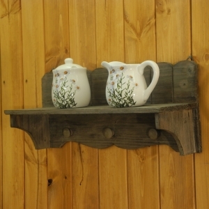 Nástenná drevená polička s háčikmi - vyradené