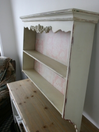 Nástenná polica v provensálskom štýle