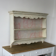 Nástenná polica v provensálskom štýle