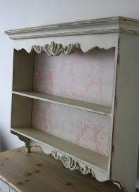 Nástenná polica v provensálskom štýle