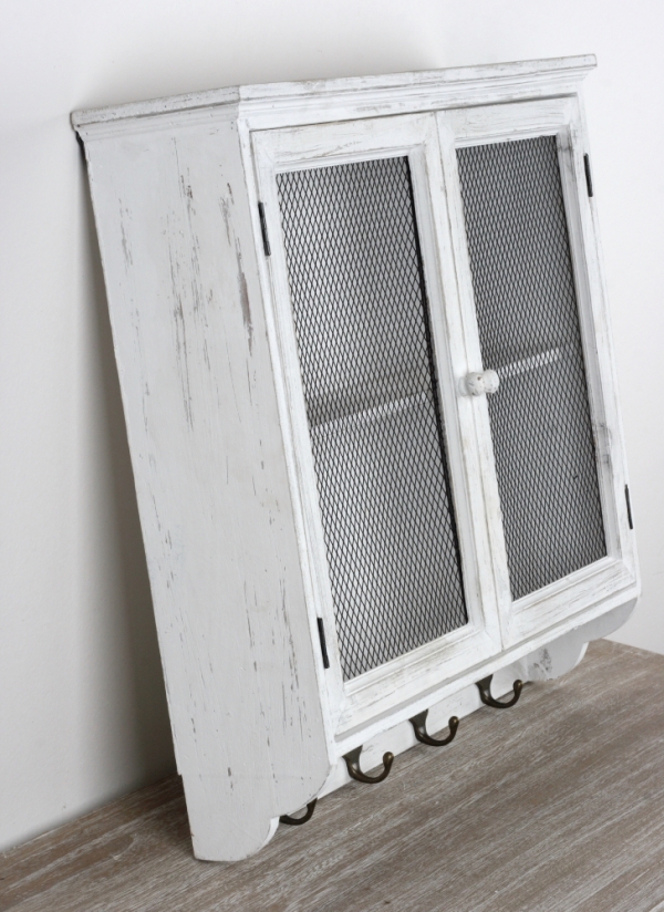 Nástenná skrinka s vypletanými dvierkami a háčiky 55x51x14cm