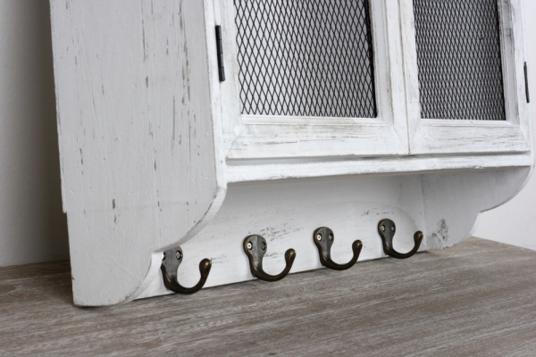 Nástenná skrinka s vypletanými dvierkami a háčiky 55x51x14cm