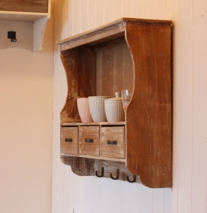 Nástenná skrinka v chalupárskom štýle 67x16x51cm