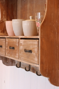 Nástenná skrinka v chalupárskom štýle 67x16x51cm